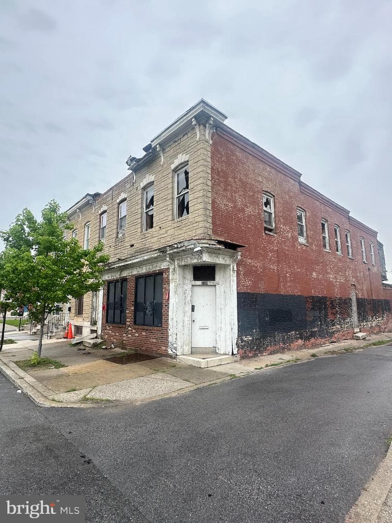 2306 E Madison Street photo 2