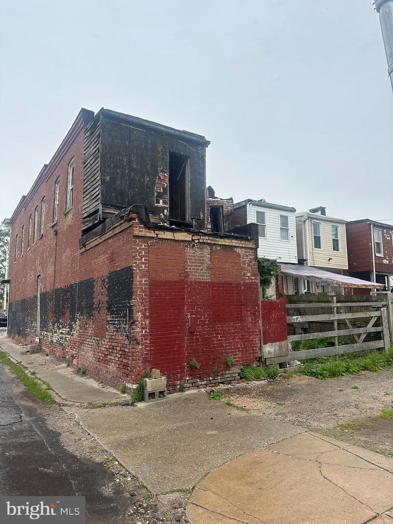 2306 E Madison Street photo 3