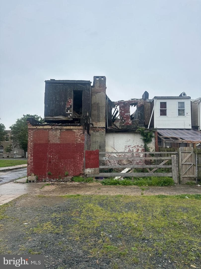 2306 E Madison Street photo 4