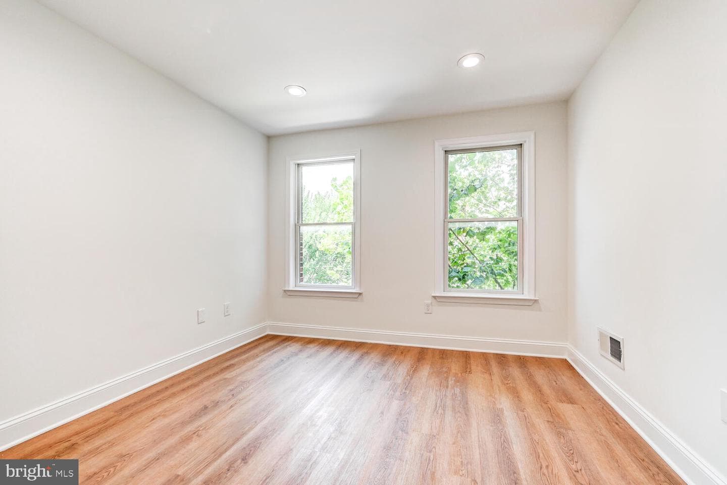 3033 Hudson Street photo 29
