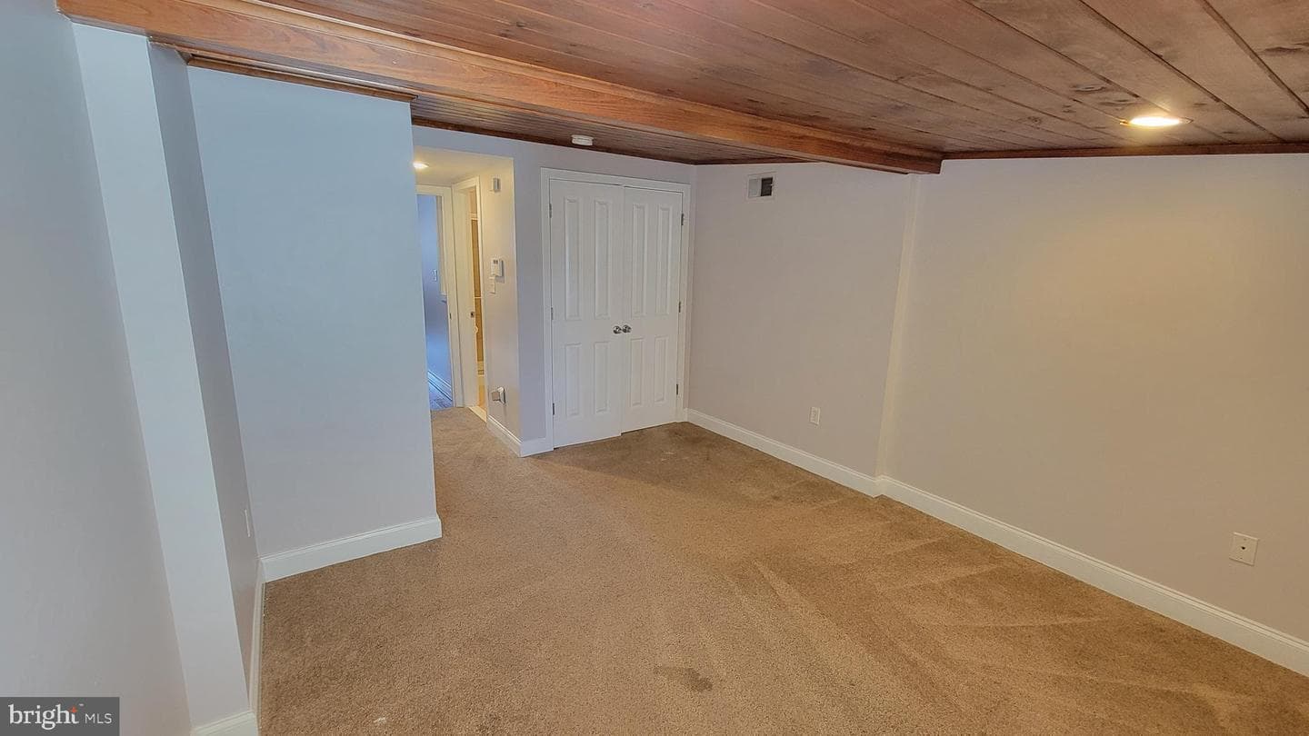 20 E Heath Street photo 17