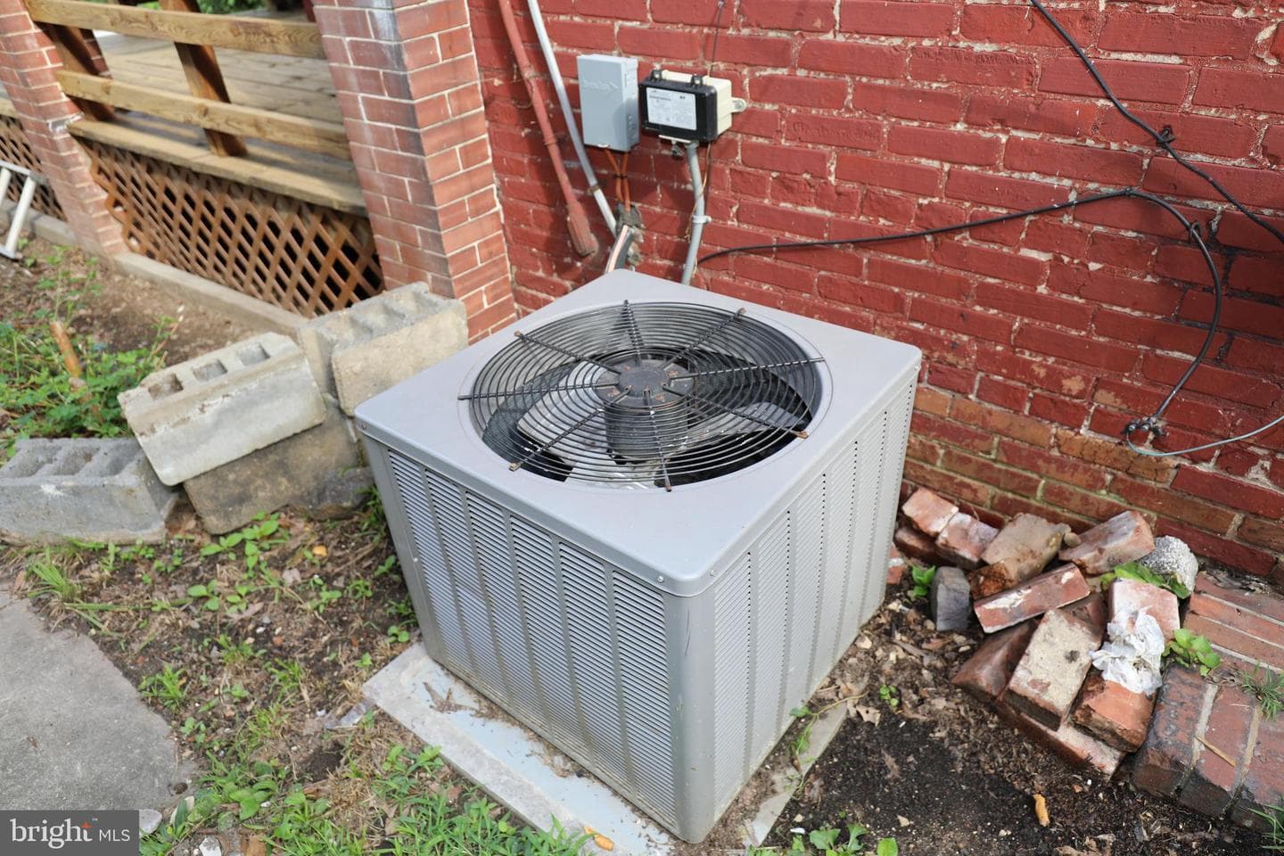 1033 Pine Heights Avenue photo 9