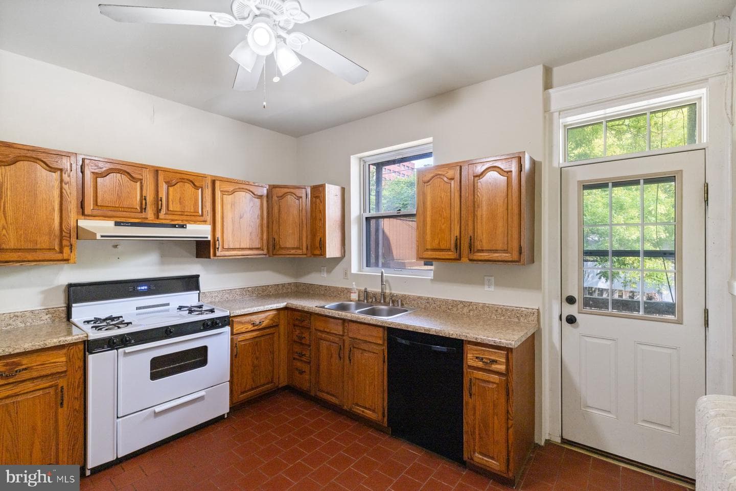 316 E 33rd Street photo 8