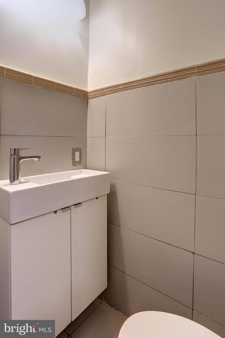2321 Barclay Street photo 8