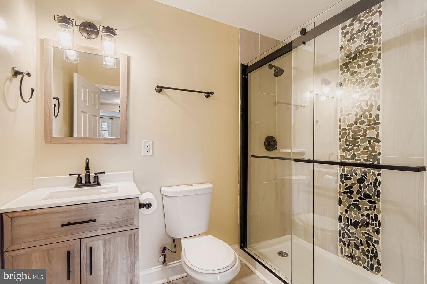 2535 N Howard Street photo 10