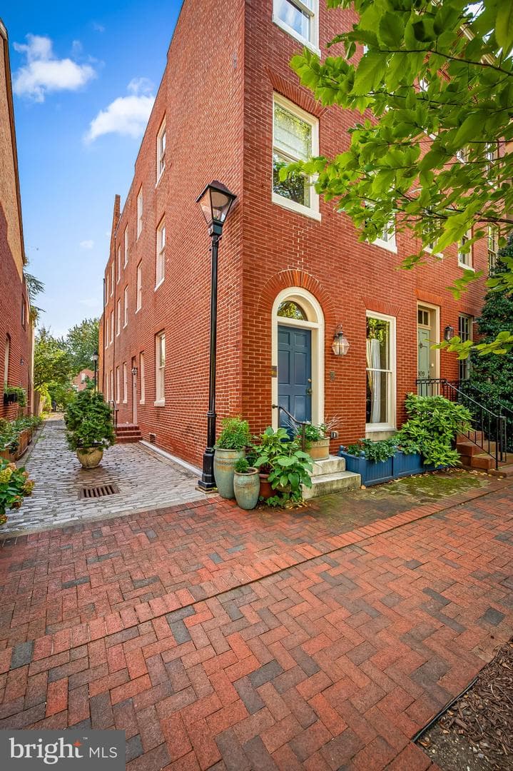 107 W Lee Street photo 4
