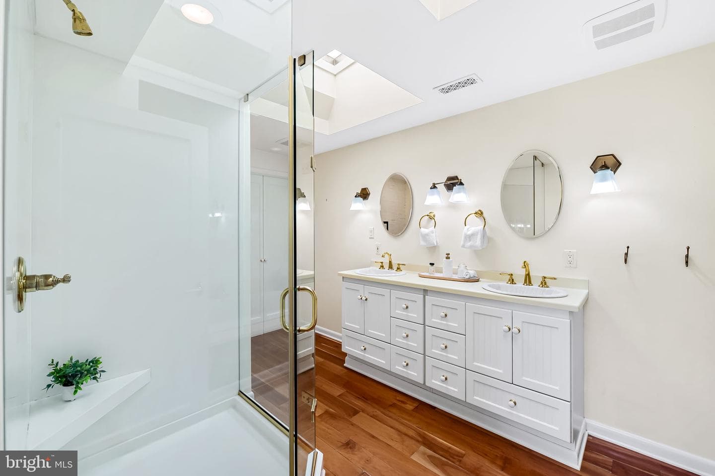 107 W Lee Street photo 57