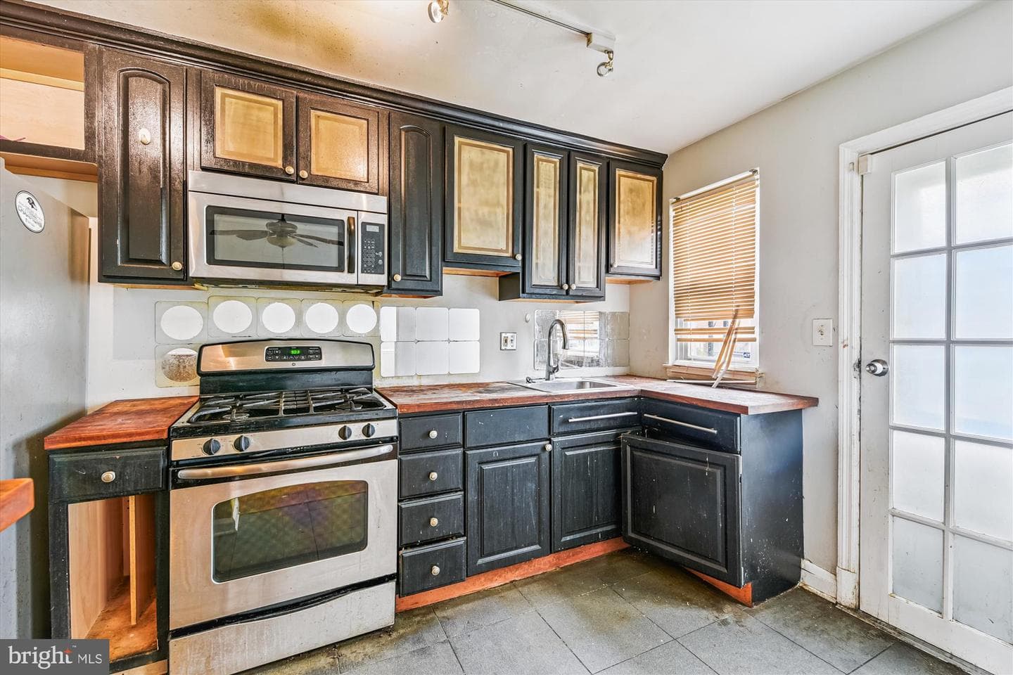 5755 Maplehill Road photo 8