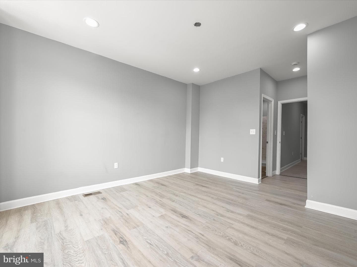 405 S Newkirk Street photo 25