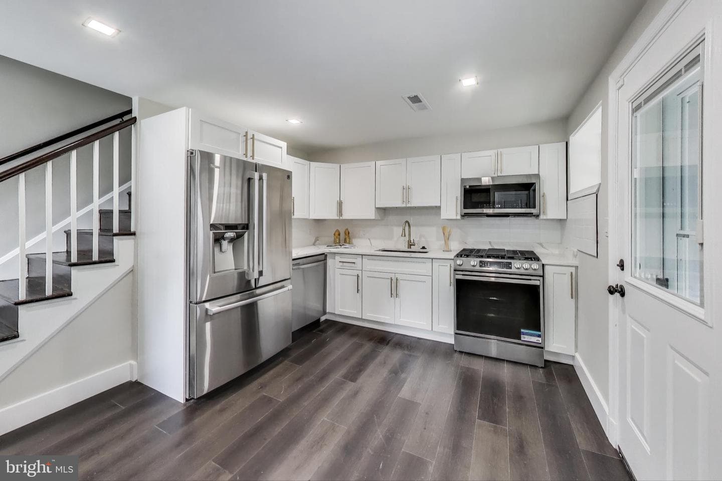 4301 Roberton Avenue photo 10