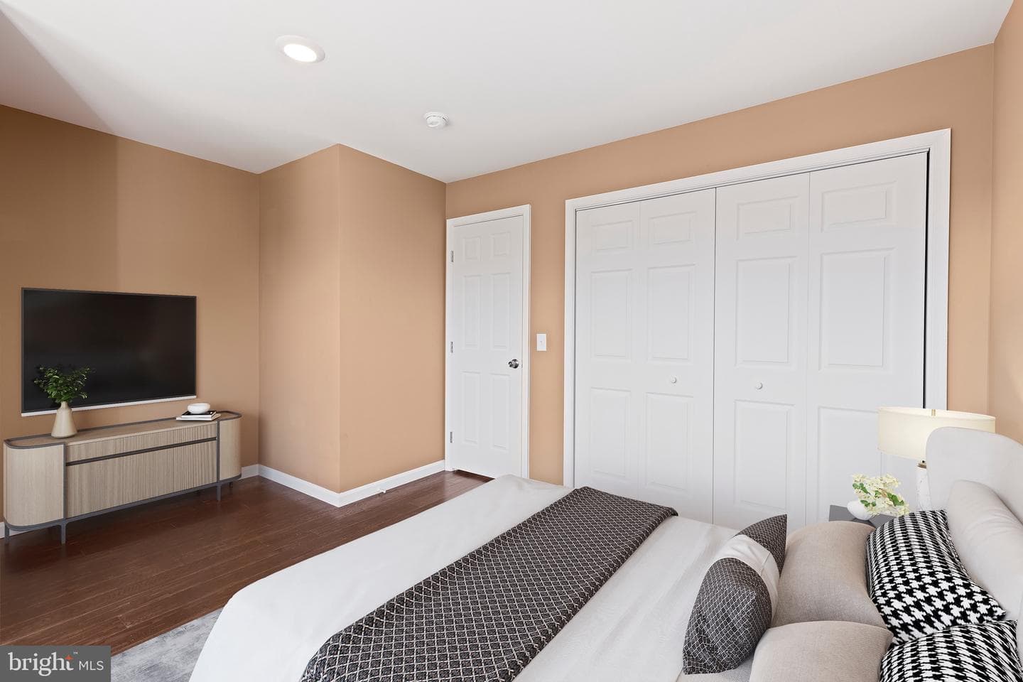 1015 Bonaparte Avenue photo 16