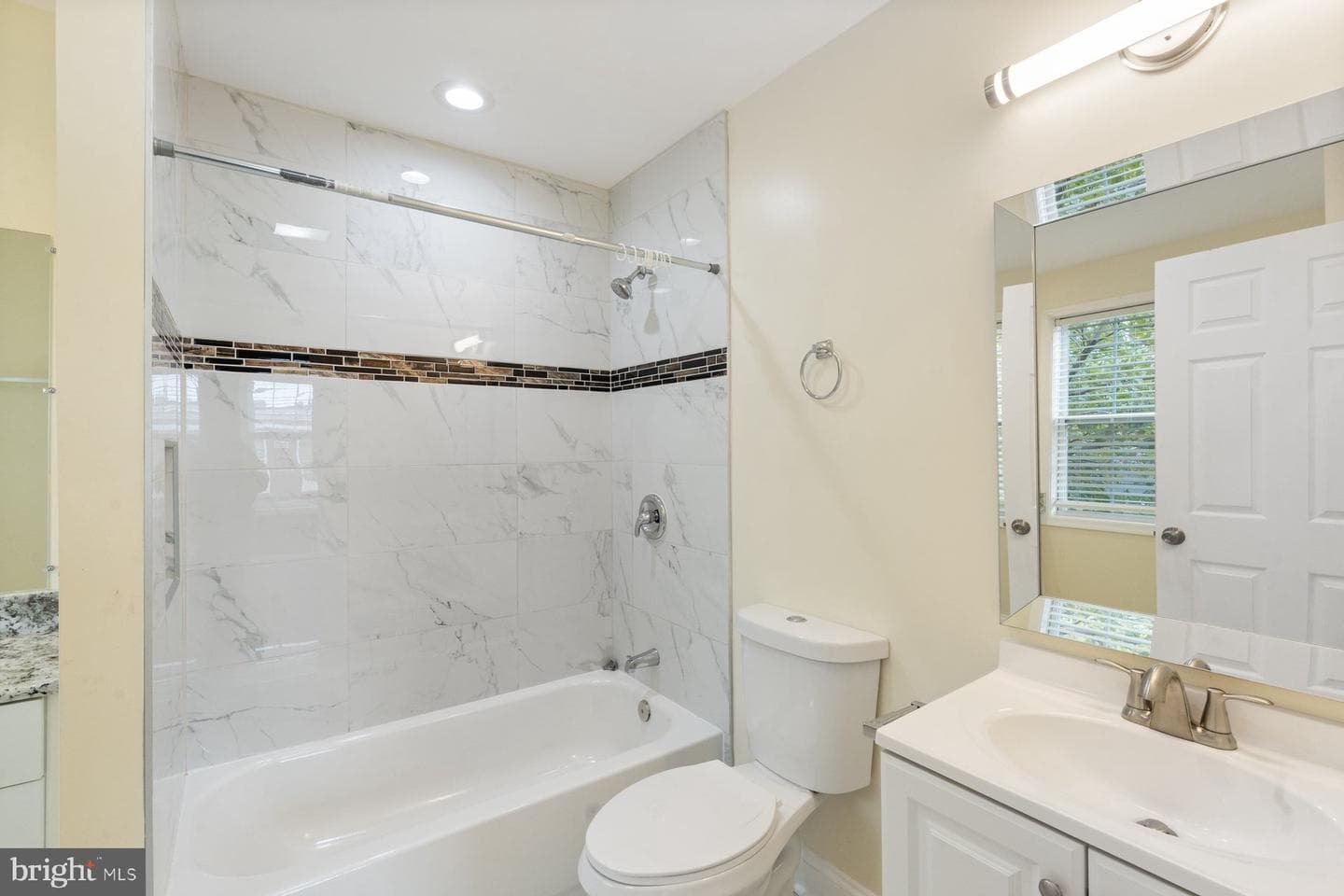 543 N Kenwood Avenue photo 24