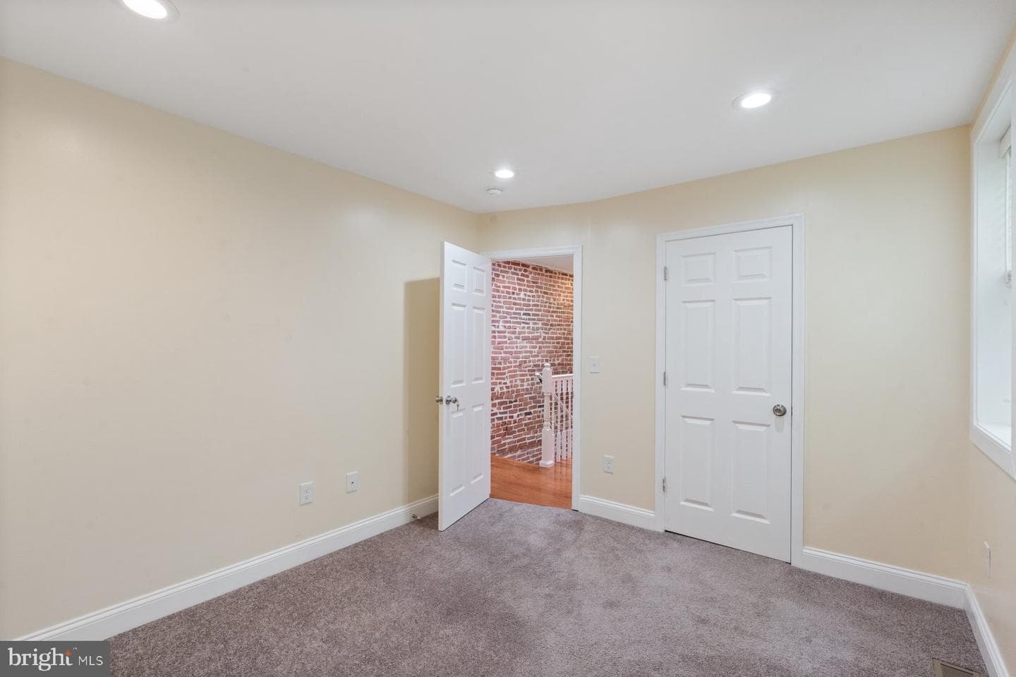 543 N Kenwood Avenue photo 28