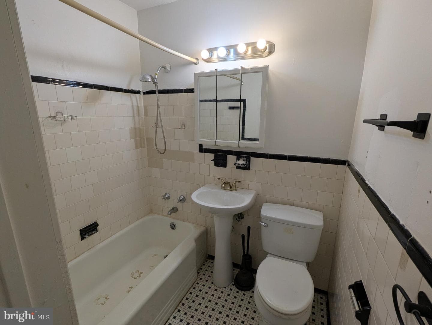 4029 Cedardale Road photo 6