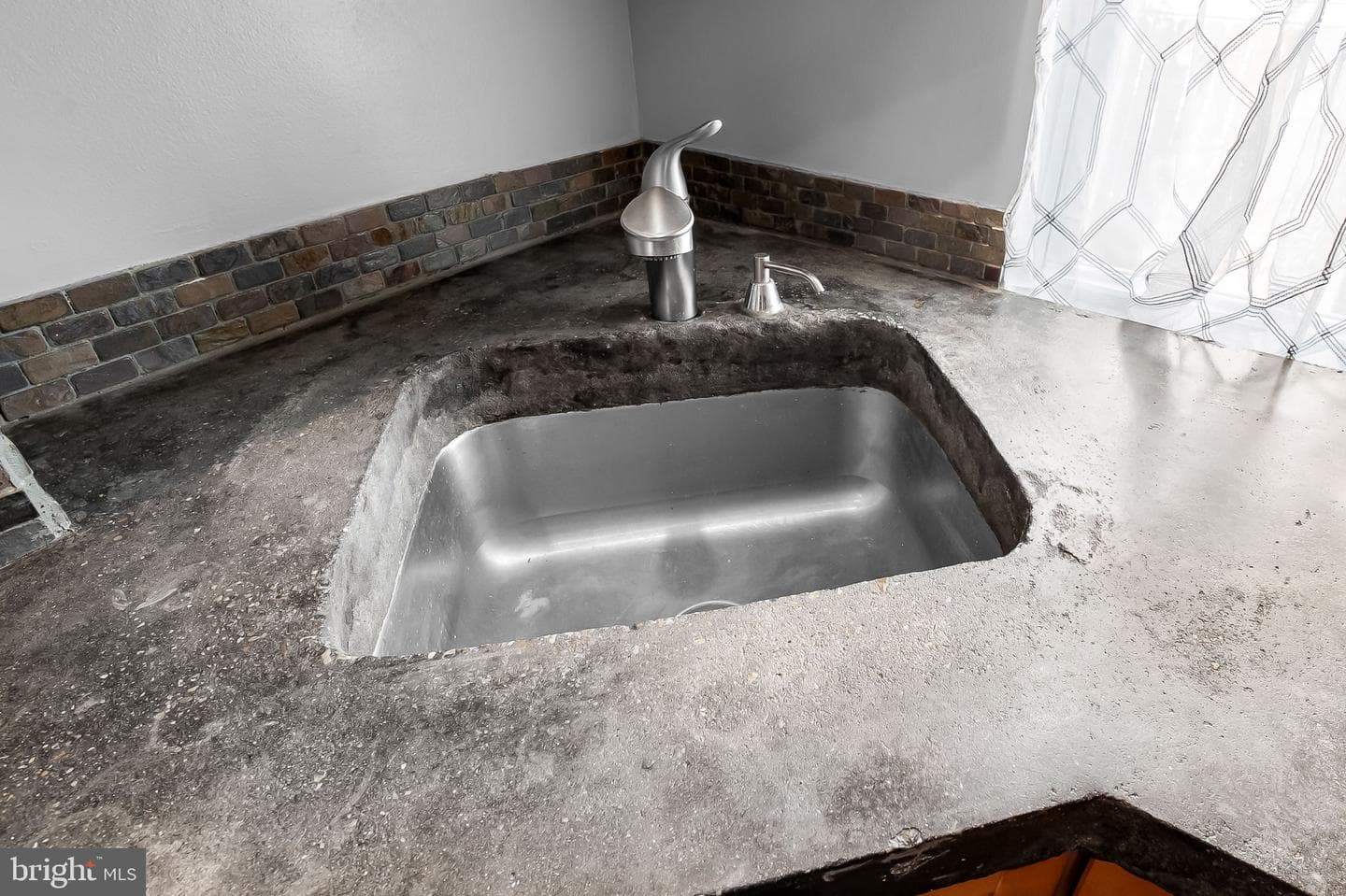2718 Dillon Street photo 13