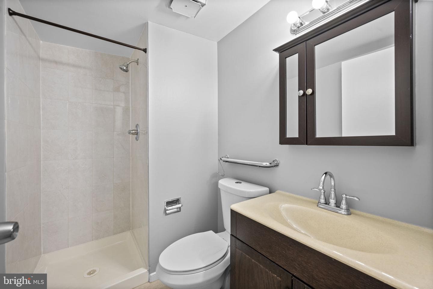 738 McHenry Street photo 28