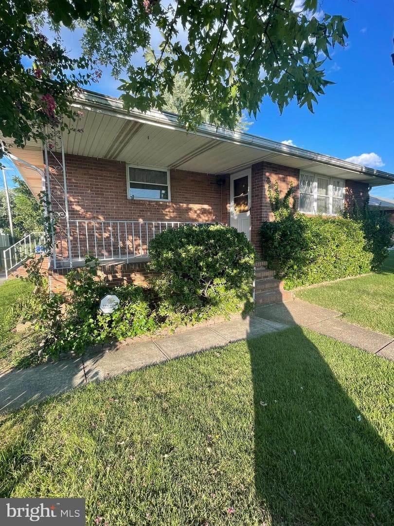 1703 Long Place photo 2