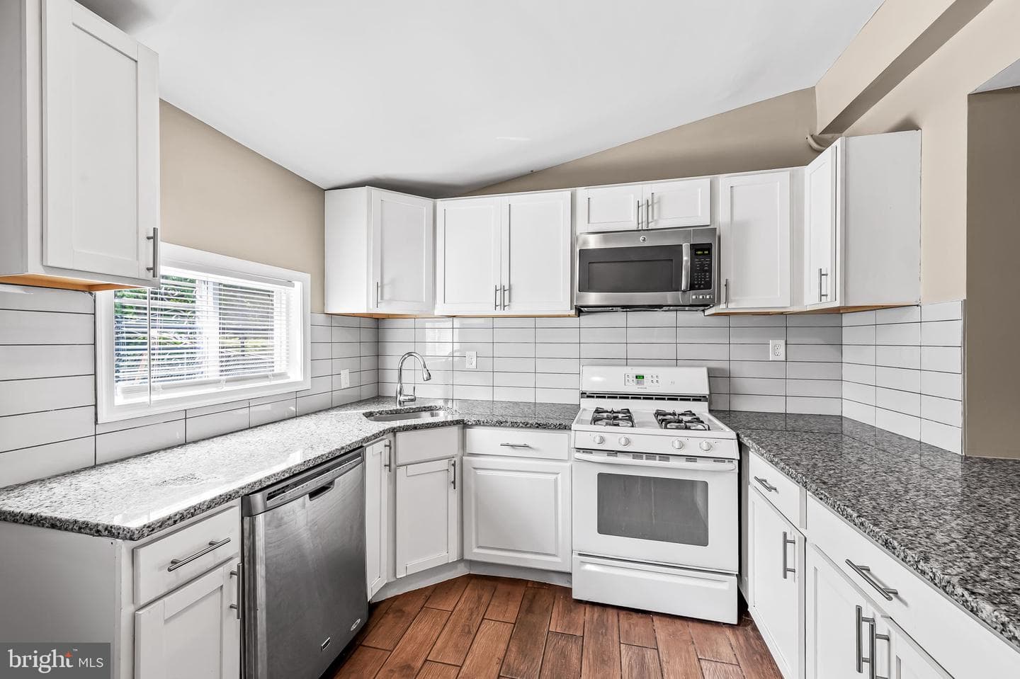 3217 Ravenwood Avenue photo 10