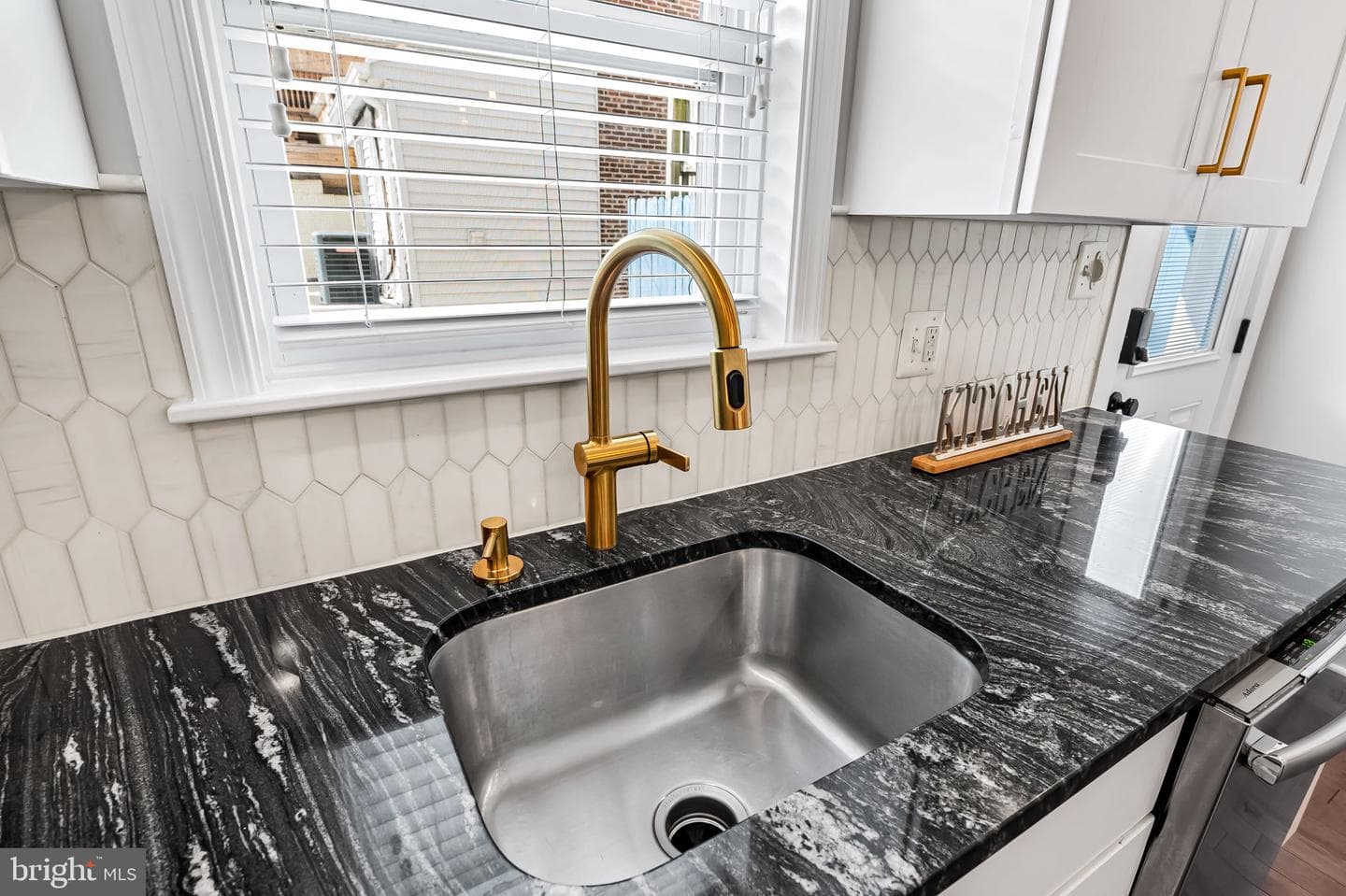 103 W Ostend Street photo 12