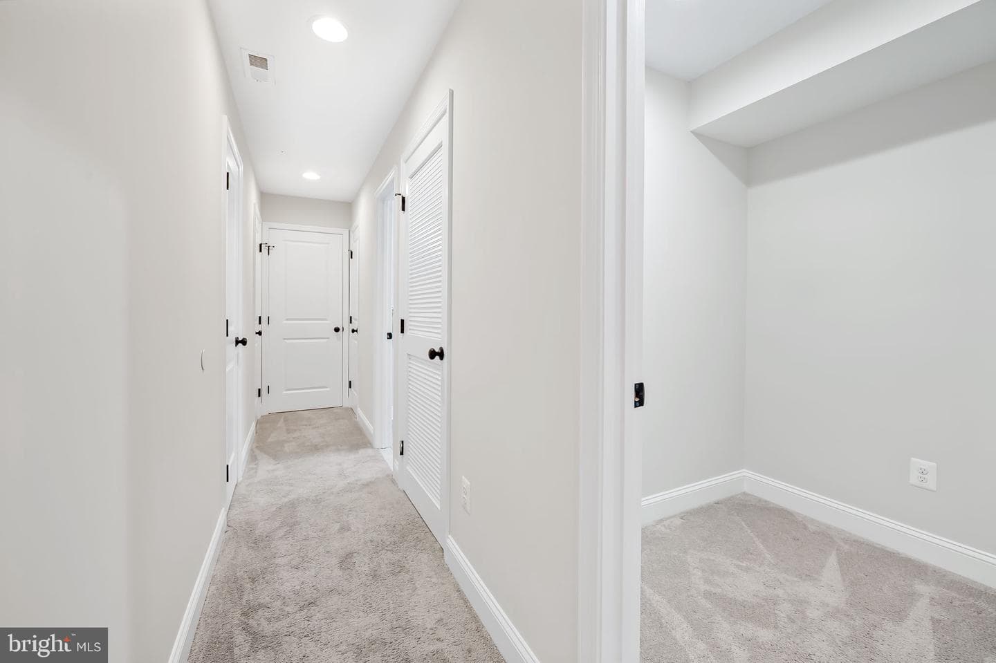 103 W Ostend Street photo 31