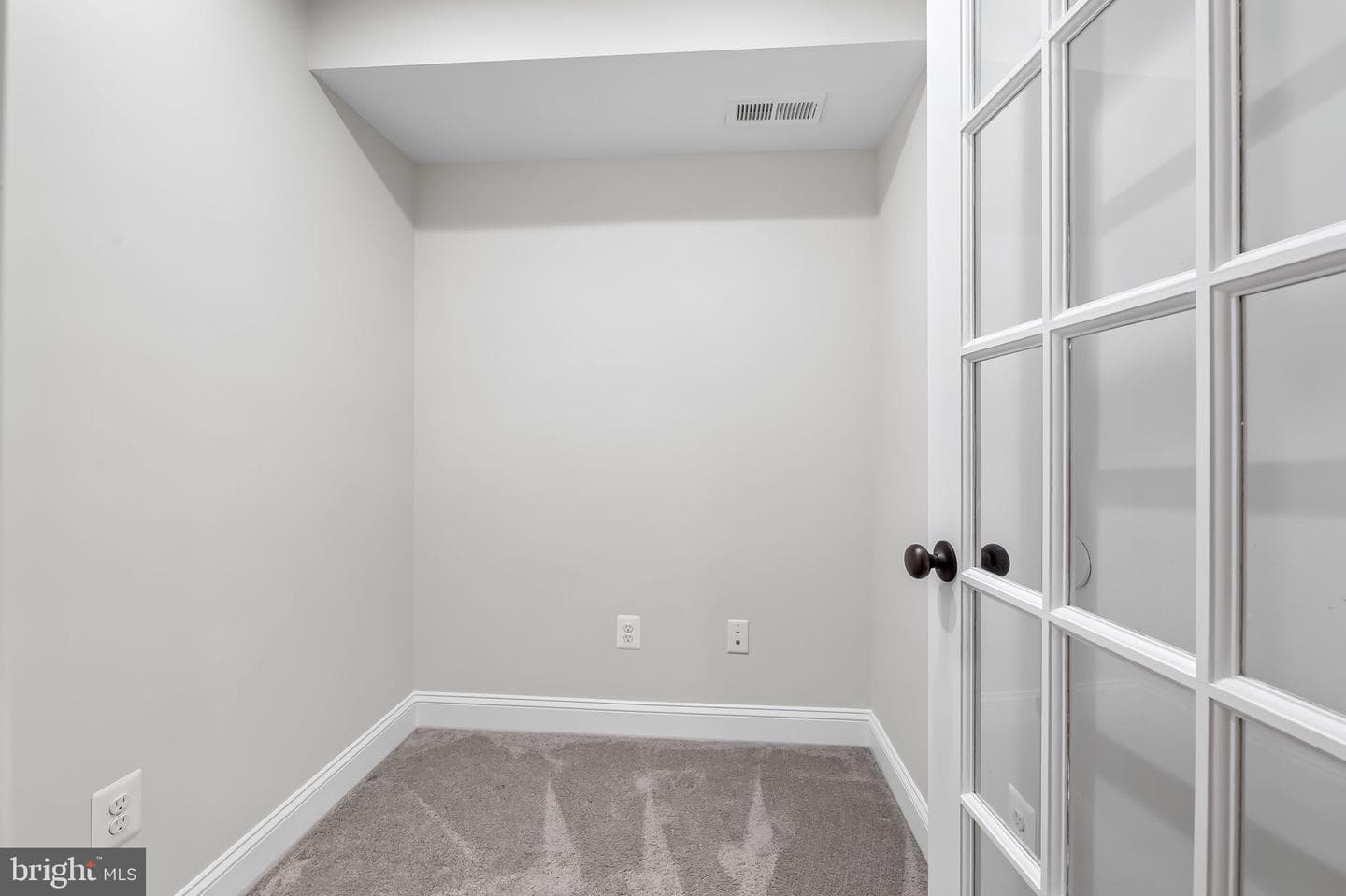 103 W Ostend Street photo 32