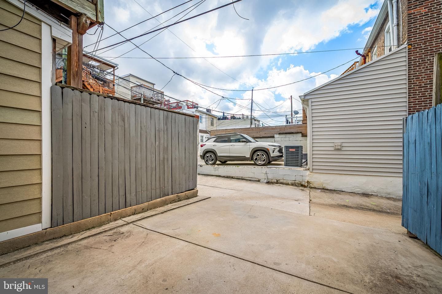 103 W Ostend Street photo 36