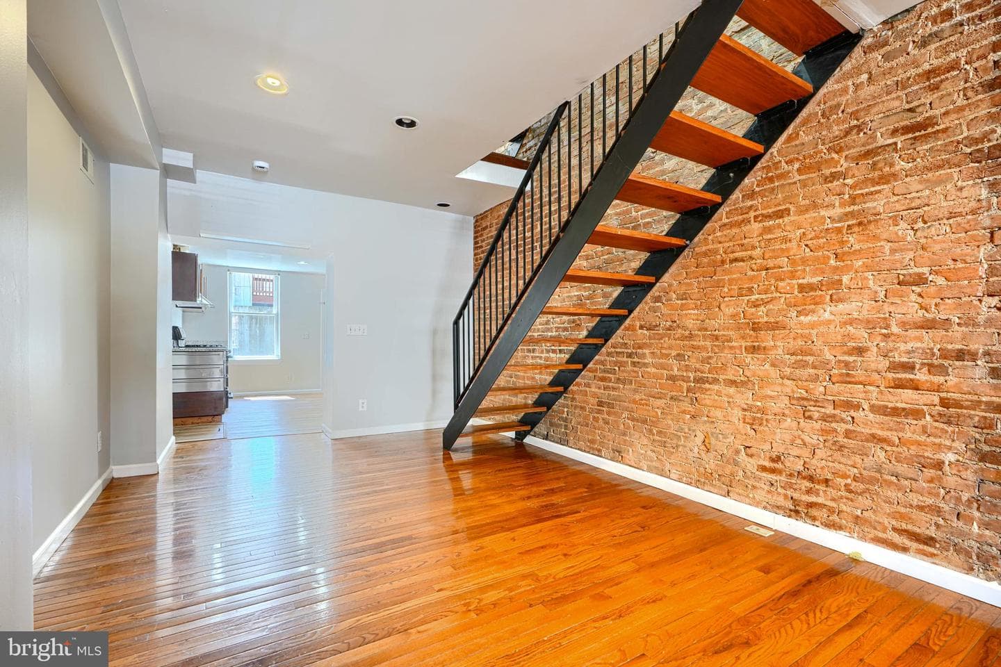 2519 Fleet Street photo 4