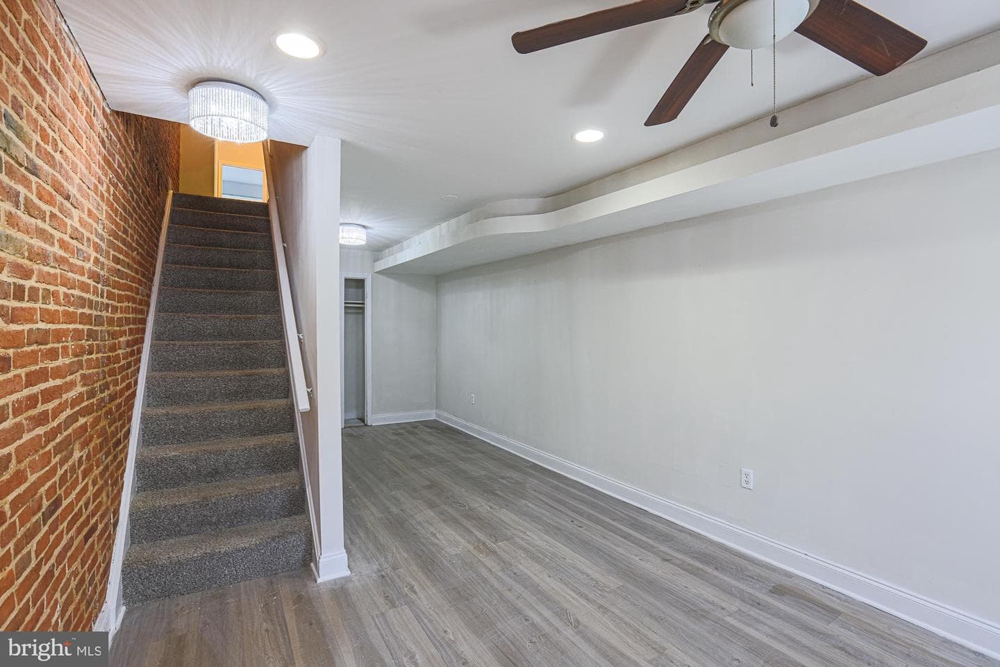 1241 Sargeant Street photo 4