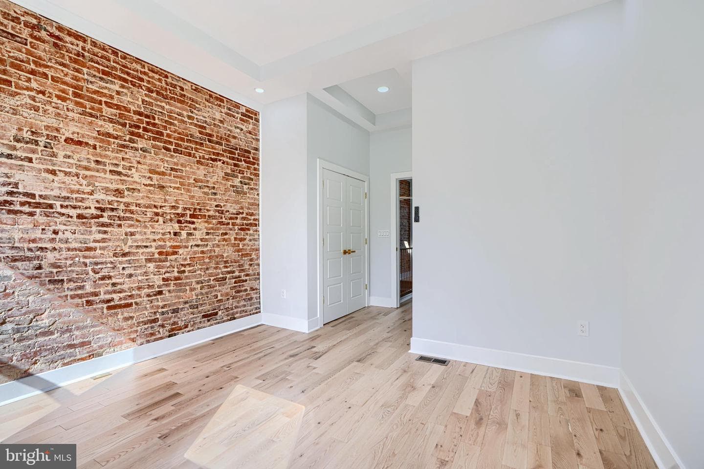 825 N Montford Avenue photo 22