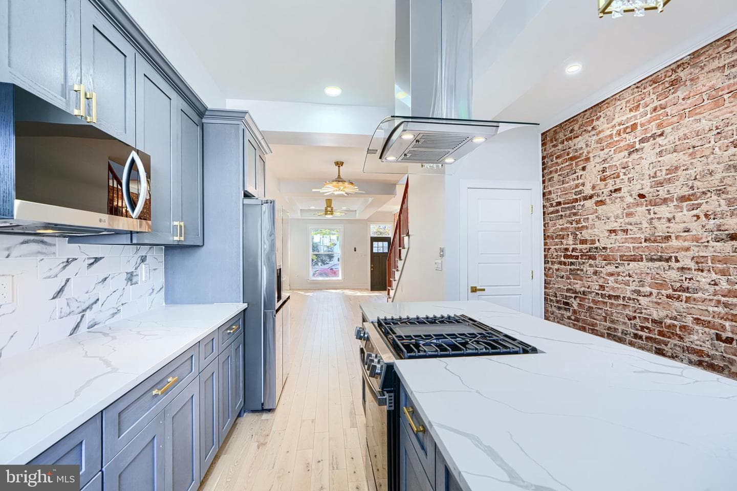 825 N Montford Avenue photo 3