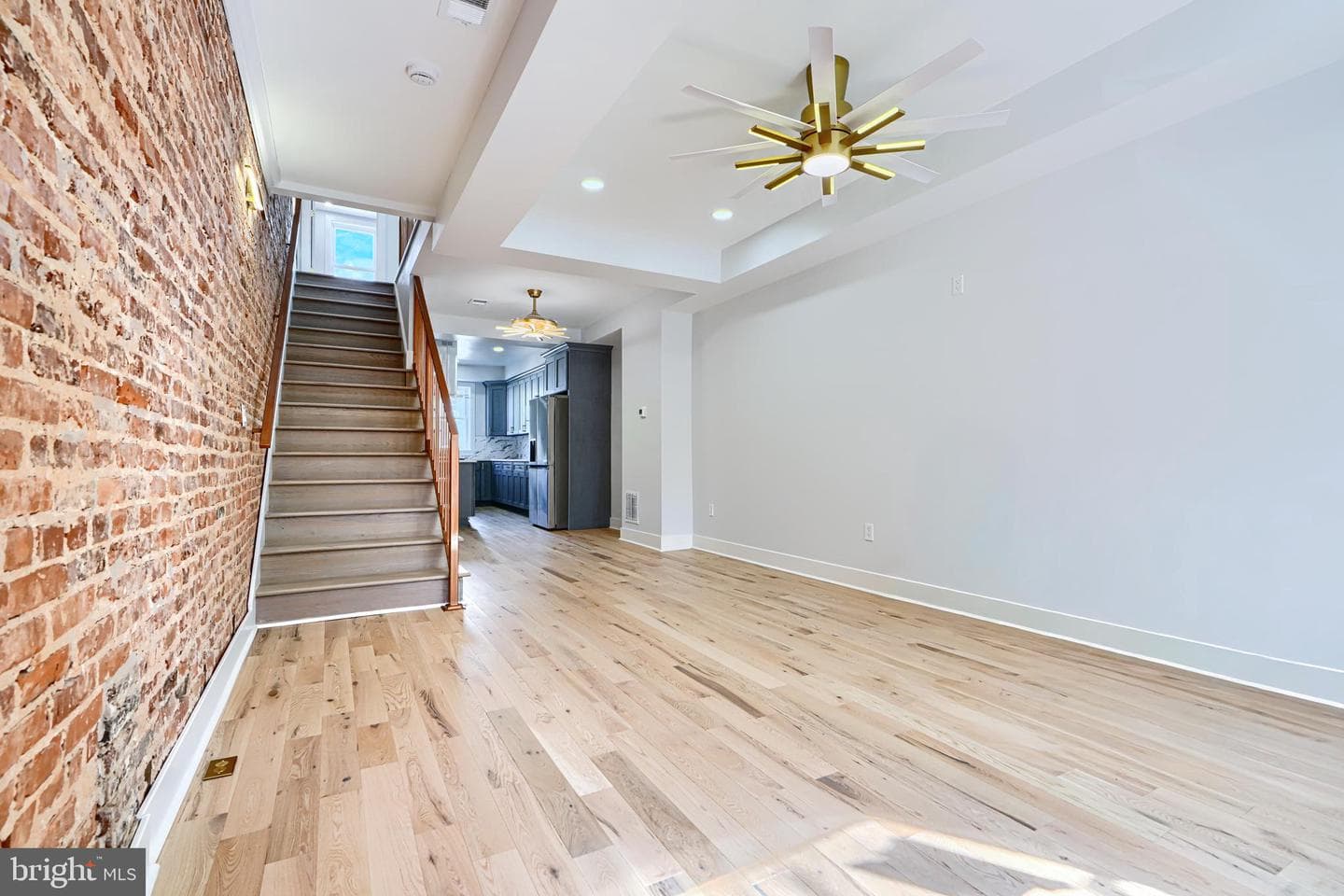 825 N Montford Avenue photo 5