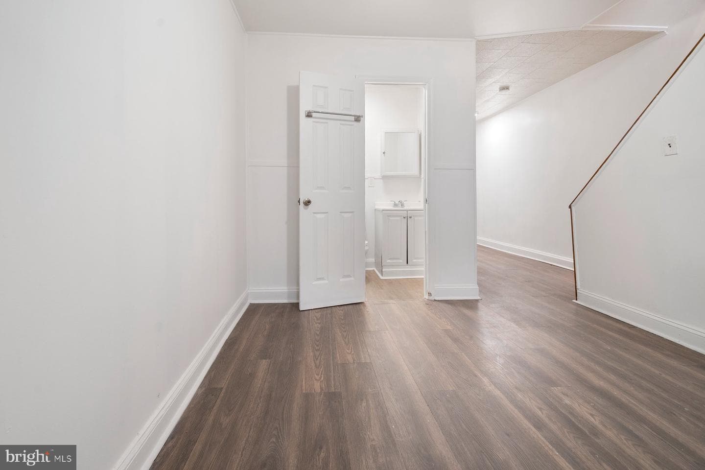 537 Longwood Street photo 10