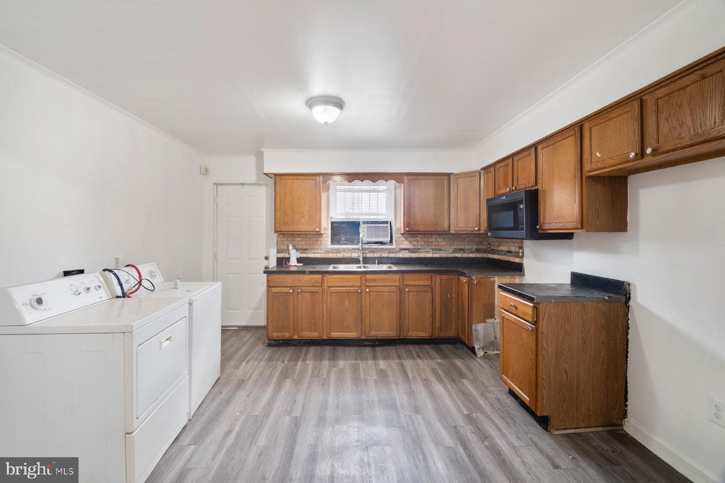 537 Longwood Street photo 12
