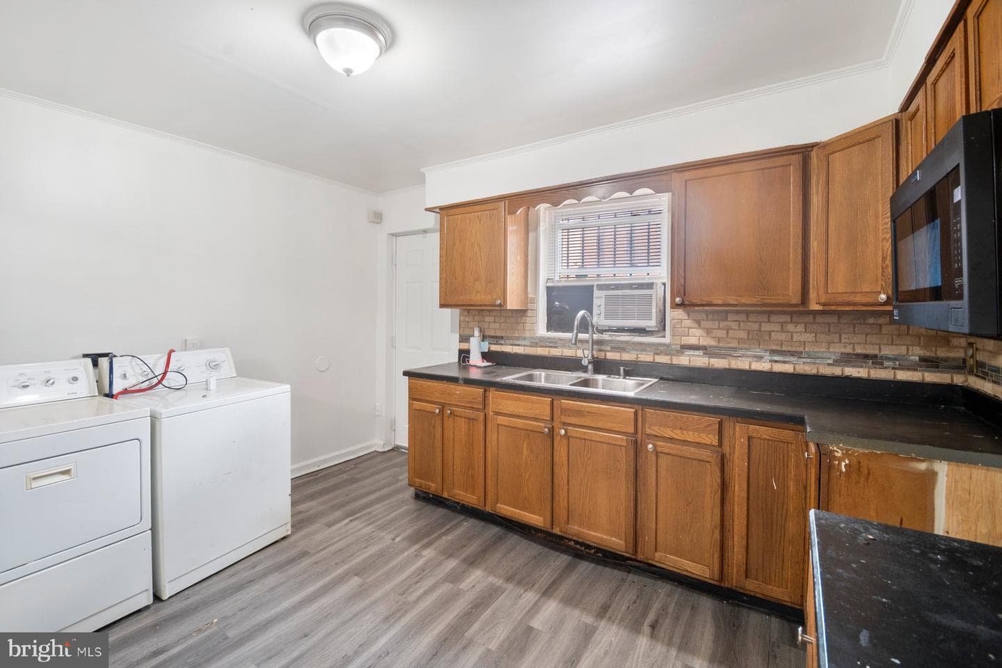 537 Longwood Street photo 14