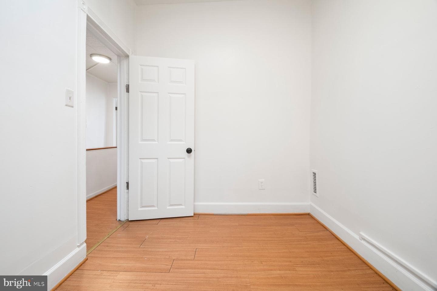 537 Longwood Street photo 20