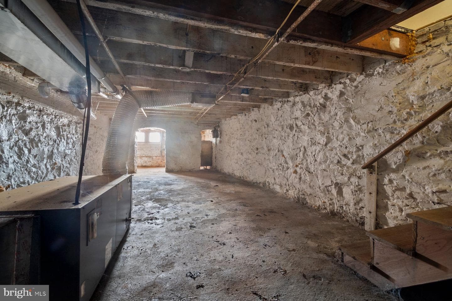 537 Longwood Street photo 24