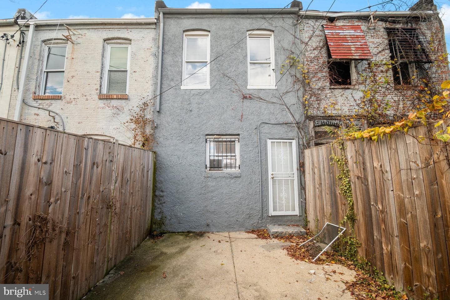 537 Longwood Street photo 26