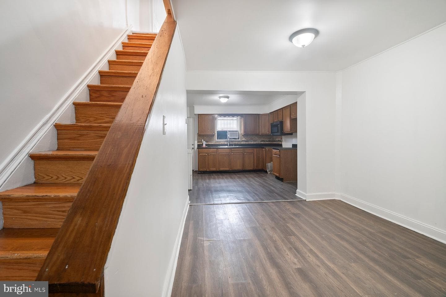 537 Longwood Street photo 8