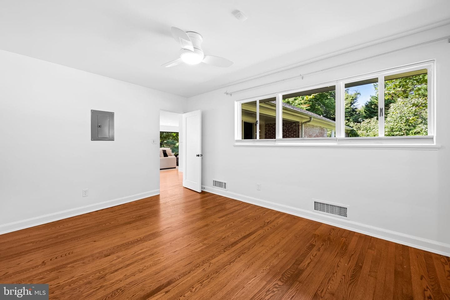 98 Cotswold Road photo 41