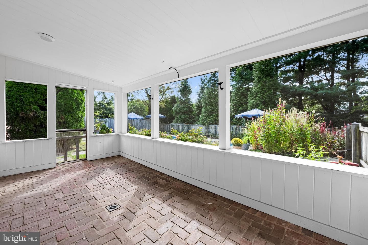 98 Cotswold Road photo 44