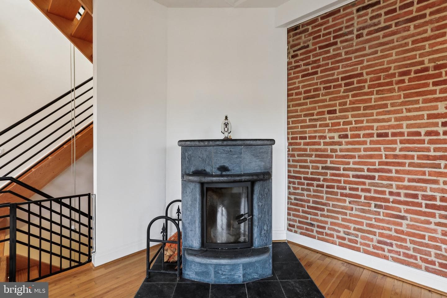 143 E West Street photo 23
