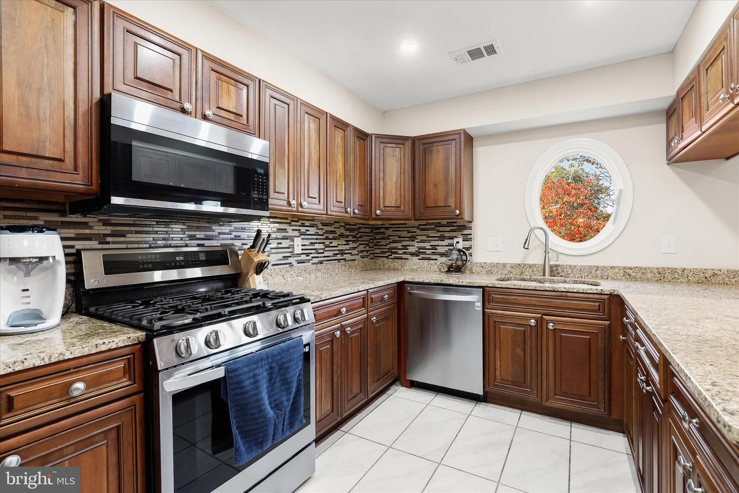 352 Homeland Southway photo 11