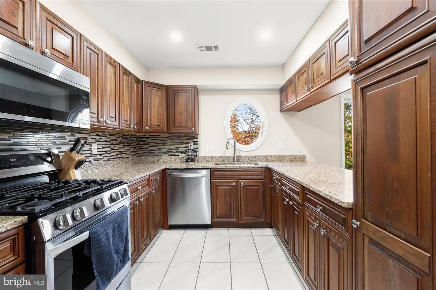 352 Homeland Southway photo 12