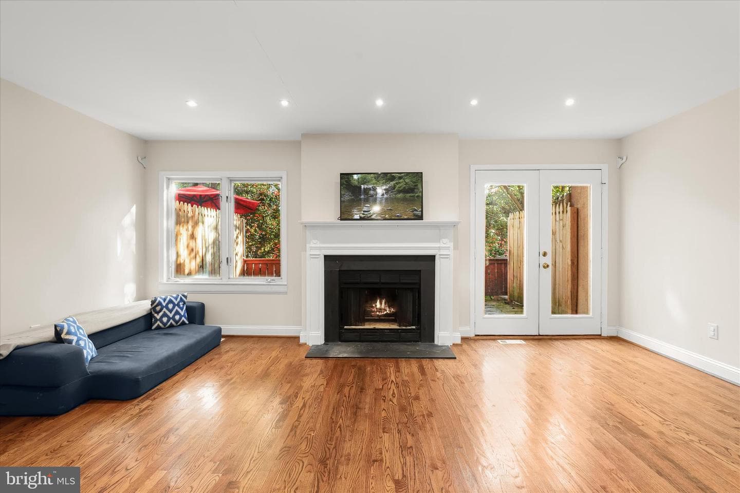352 Homeland Southway photo 2
