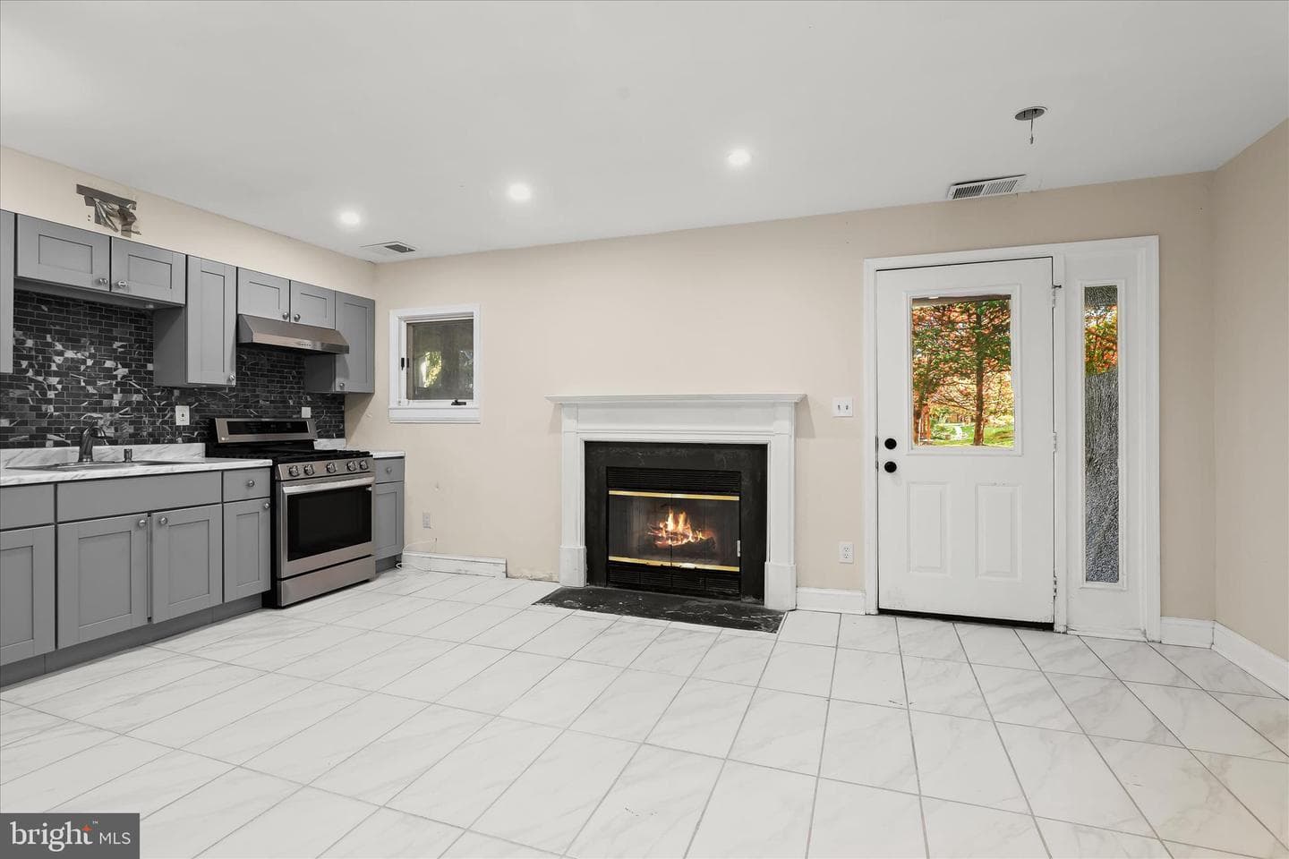 352 Homeland Southway photo 25