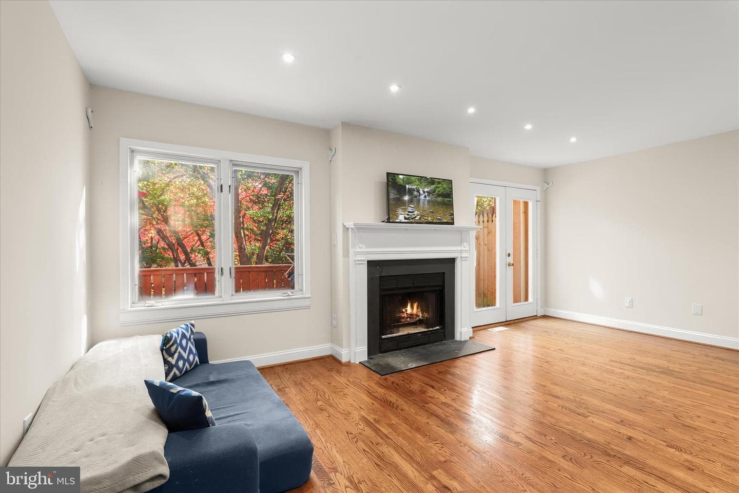 352 Homeland Southway photo 3