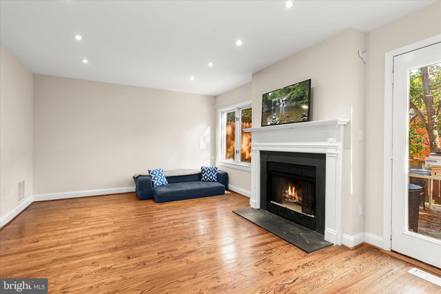 352 Homeland Southway photo 5