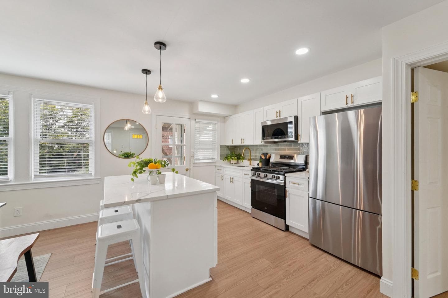 827 N Augusta Avenue photo 4