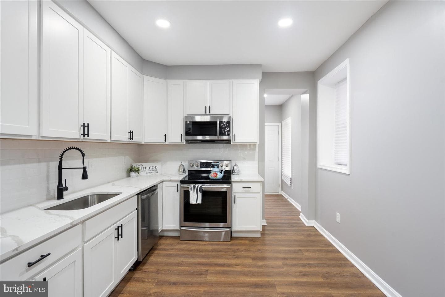 2924 Winchester Street photo 9