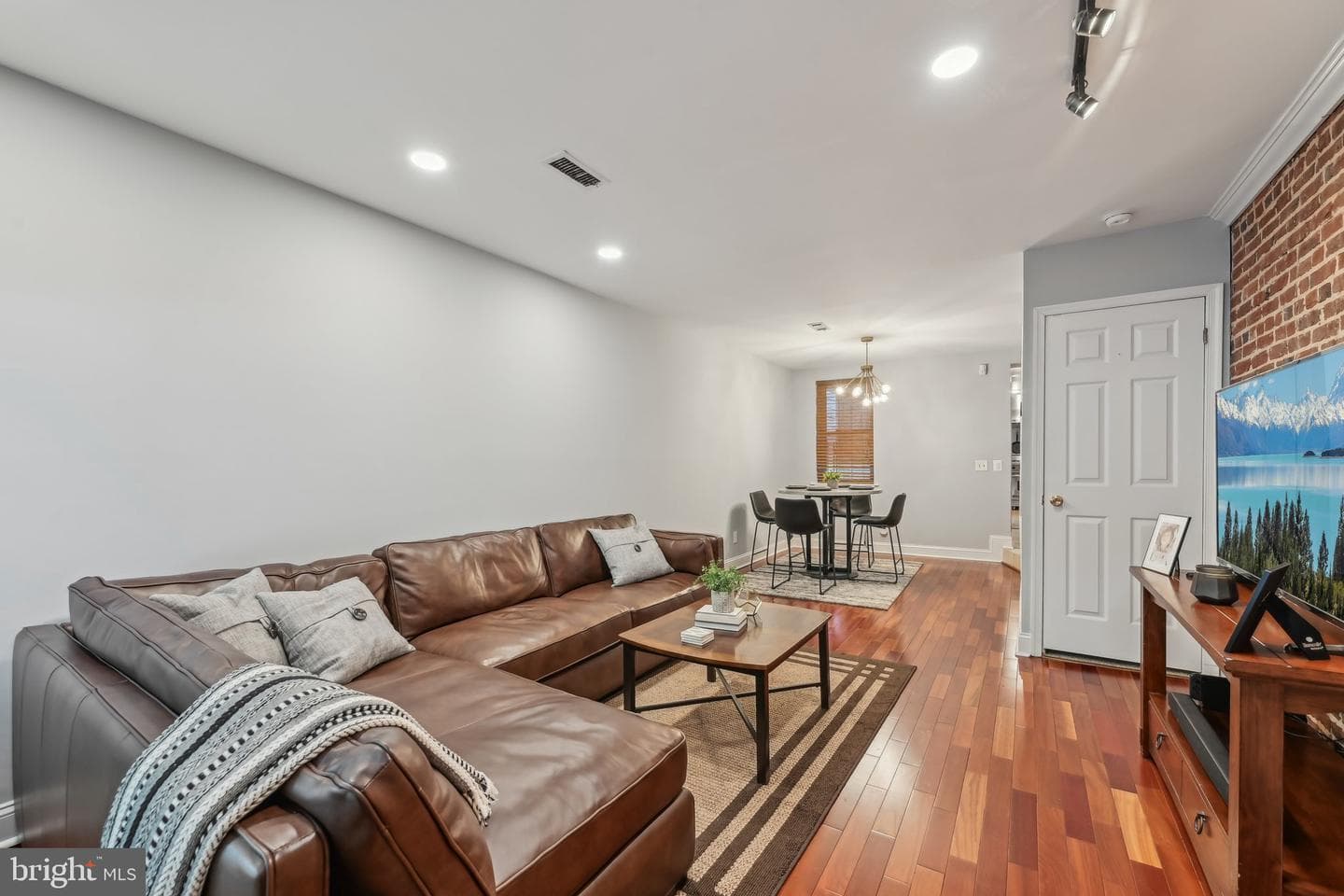 935 S Kenwood Avenue photo 4